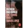 Une femme sous surveillance