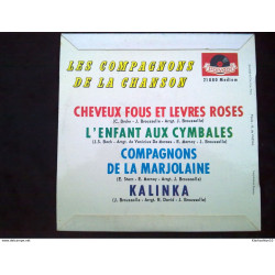 Cheveux fous et lèvres roses