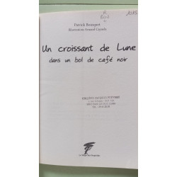 Un croissant de lune dans un bol de café noir
