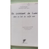 Un croissant de lune dans un bol de café noir